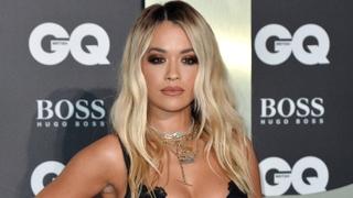 Rita Ora stigla na reviju bez grudnjaka: Čipka otkrila baš sve