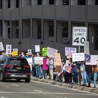 Protesti protiv Ilona Maska ispred Teslinog salona u Njujorku, devet osoba uhapšeno