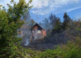 Izgorjela kuća u selu Trubar: Mještani gase požar, očekuju cisterne i vatrogasce iz Bihaća