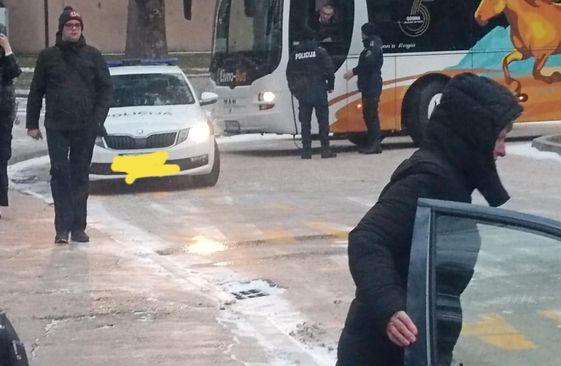 Policajci ne daju vozačima autobusa ulazak na kolodvor - Avaz