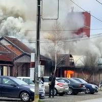 Gusti dim nad Omarskom: Gorio nekadašnji ugostiteljski objekt