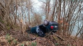 Vozilo izletjelo s ceste i prevrnulo se na krov, vozač pukom srećom bez povreda