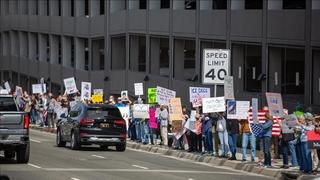 Protesti protiv Ilona Maska ispred Teslinog salona u Njujorku, devet osoba uhapšeno