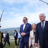 Foto + Video / Predsjednik Srbije Aleksandar Vučić sletio u Mostar: Dočekali ga Krišto i Čović