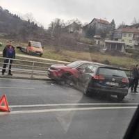 Jedna osoba povrijeđena u sudaru tri vozila u Sarajevu