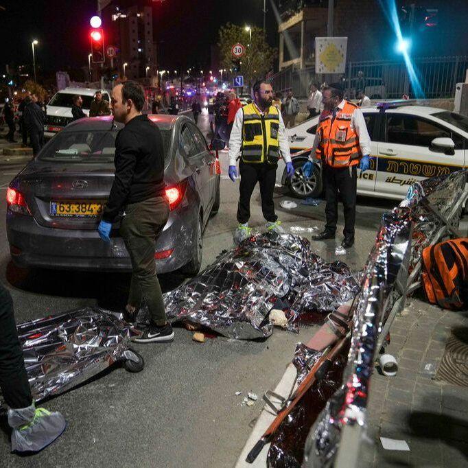 Prve fotografije užasa u Jerusalemu: Terorista pucao na vjernike, među povrijeđenima i dječak