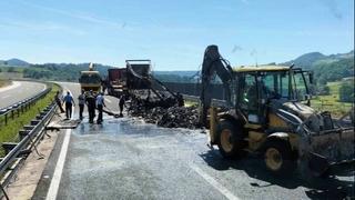 Oglasila se policija o požaru na autoputu u BiH: Gorio kamion, otklanja se otpad