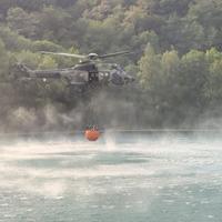 Požar na Tjentištu stavljen pod kontrolu, helikopteri lete u pomoć Bileći