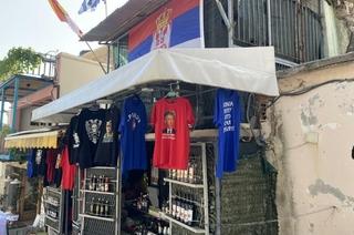 Intervenirala policija: Na štandu u Baru istakao majice s likom ratnih zločinaca Ratka Mladića i Radovana Karadžića