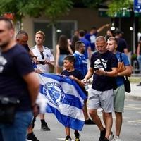 Navijači Željezničara u velikom broju pristižu na stadion, Grbavica je u plavom