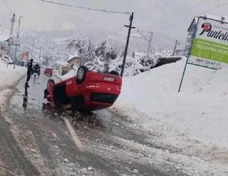 Haos na ulazu u Priboj: Automobil auto-škole se prevrnuo na krov 