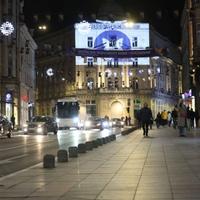 Zgrada iznad Vječne vatre u Sarajevu obasjana logom Dana nulte diskriminacije