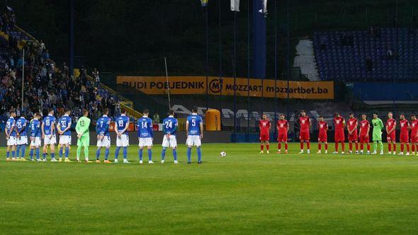 Minuta šutnje fudbalera na stadionu Grbavica - Avaz