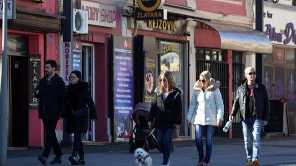 Tuzla: Lijepo vrijeme izmamilo građane - Avaz