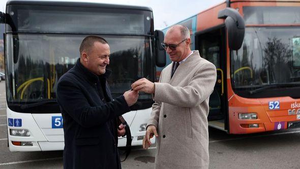 Tokom predaje ključeva autobusa - Avaz