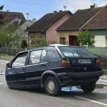 Teška nesreća kod Bosanske Gradiške: Golf se prepolovio od siline udara