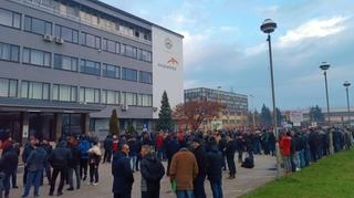 Radnici zeničkog ArcelorMittala i danas dva sata protestiraju pred zgradom uprave