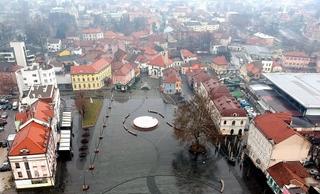 Tuzla iz zraka: Oblačno vrijeme i kiša rastjerali građane s trga