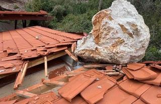 Obrušilo se brdo na Svetom Stefanu, stijene uništile plažni bar na Galiji