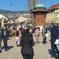 Sunce izmamilo Sarajlije na ulice: U Titovoj se snimala serija