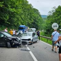 Krš i lom na putu kod Živinica, sudarila se dva automobila