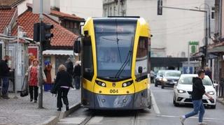 Tramvajski saobraćaj u zastoju zbog automobila na šinama kod Vječne vatre 