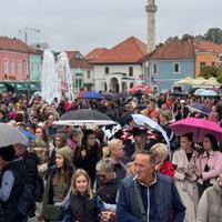 Mirni protesti na Trgu slobode u Tuzli: "I ti možeš biti ta osoba"