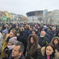 Protesti u Bijeljini se prebacuju pred zgradu Tužilaštva gdje Ljubiša Petrović čeka odluku o pritvoru