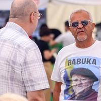 Emir Hadžihafizbegović na festivalskom trgu pojavio se u majici s likom Abdulaha Sidrana uz natpis "Babuka"