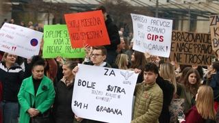 Poruke s protesta u Tuzli: "Zadnji kiks, bojkot GIPS", "Skuplja mjesečna, nego semestar", "Kako do diplome ako nemamo za kartu?"