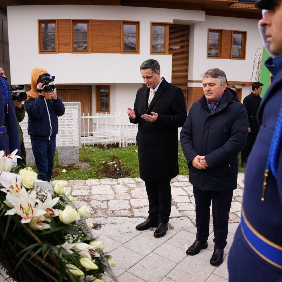 Delegacije položile cvijeće na šehidskom mezarju "Kovači" i mezaru Alije Izetbegovića