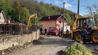 Video / Nakon evakuacije selo Zlate jutros bilo pusto: Čulo se samo lajanje psa, kasnije počeli da pristižu radnici