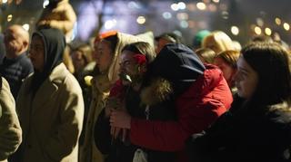 Video / Potresne scene na Čengić Vili: Građani oplakuju brutalno ubijenog Farisa Pendeka, ovo su neke od poruka s protesta