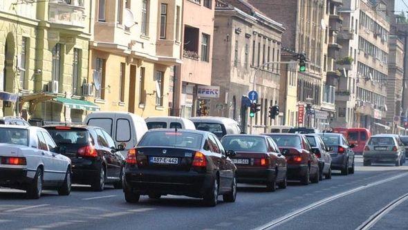 Zbog slijeganja ceste na ulazu u Vinac iz smjera Donjeg Vakufa u funkciji je samo jedna traka - Avaz