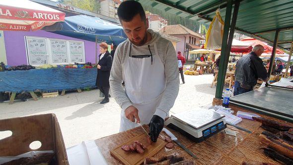 Na pijaci u Varešu - Avaz