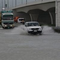 Poplave u Omanu odnijele 18 života, traga se za još desecima