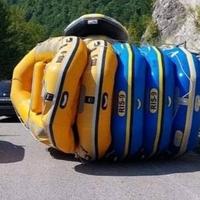 Prevrnuo se kombi natovaren čamcima za rafting: Dvije osobe povrijeđene