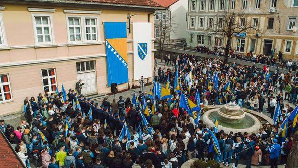 Pozdrav zastavi naše domovine - Avaz